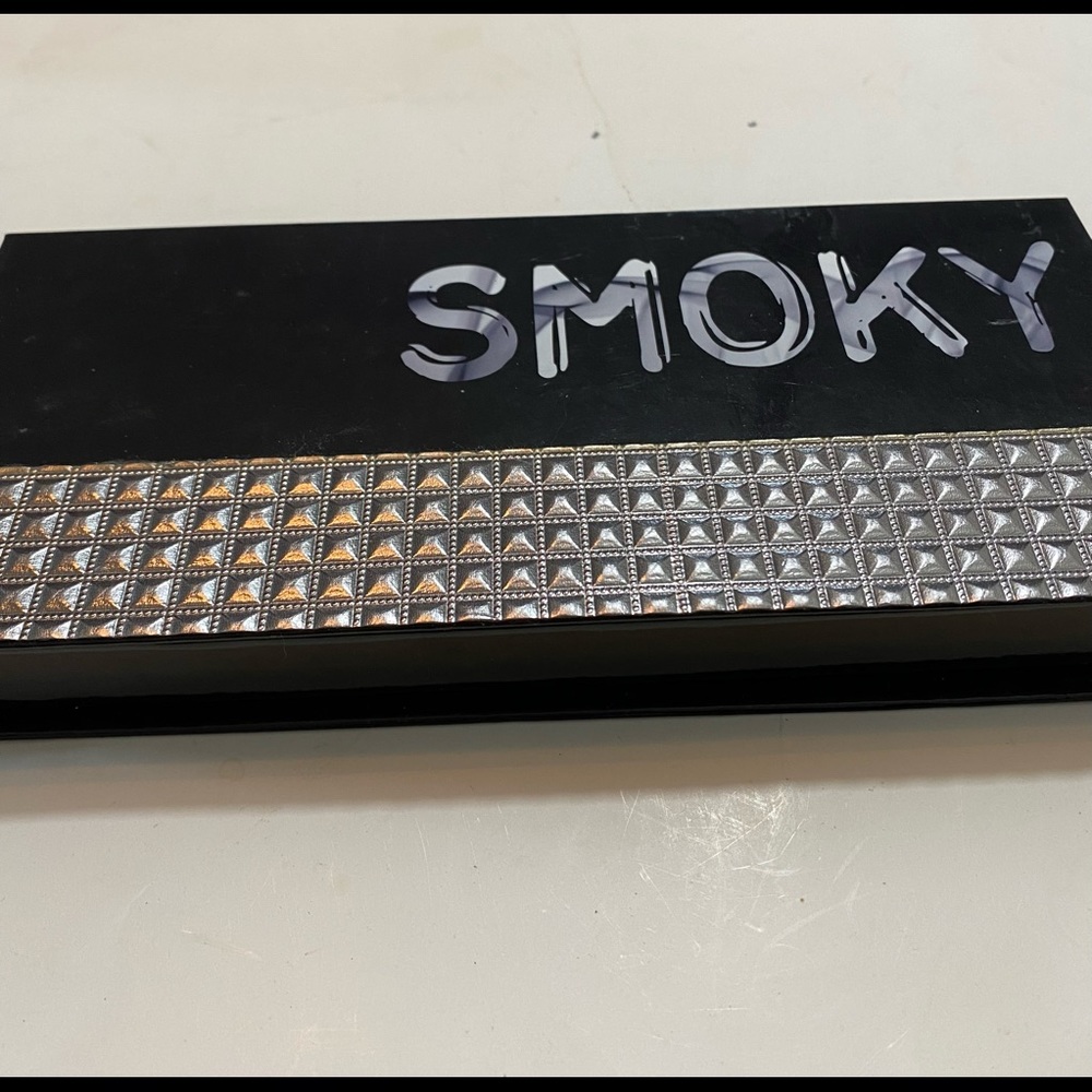 NIB Smoky Pallette of 10 Smouldering Eye Shadows, Primer & Brush 28 gm.